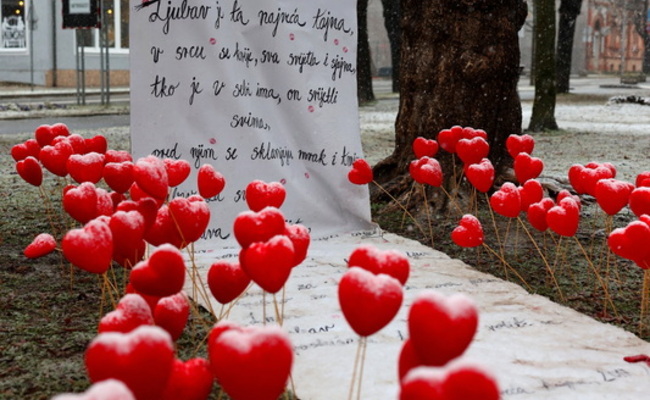Grad u bojama i riječima ljubavi: umjetničke instalacije za Valentinovo